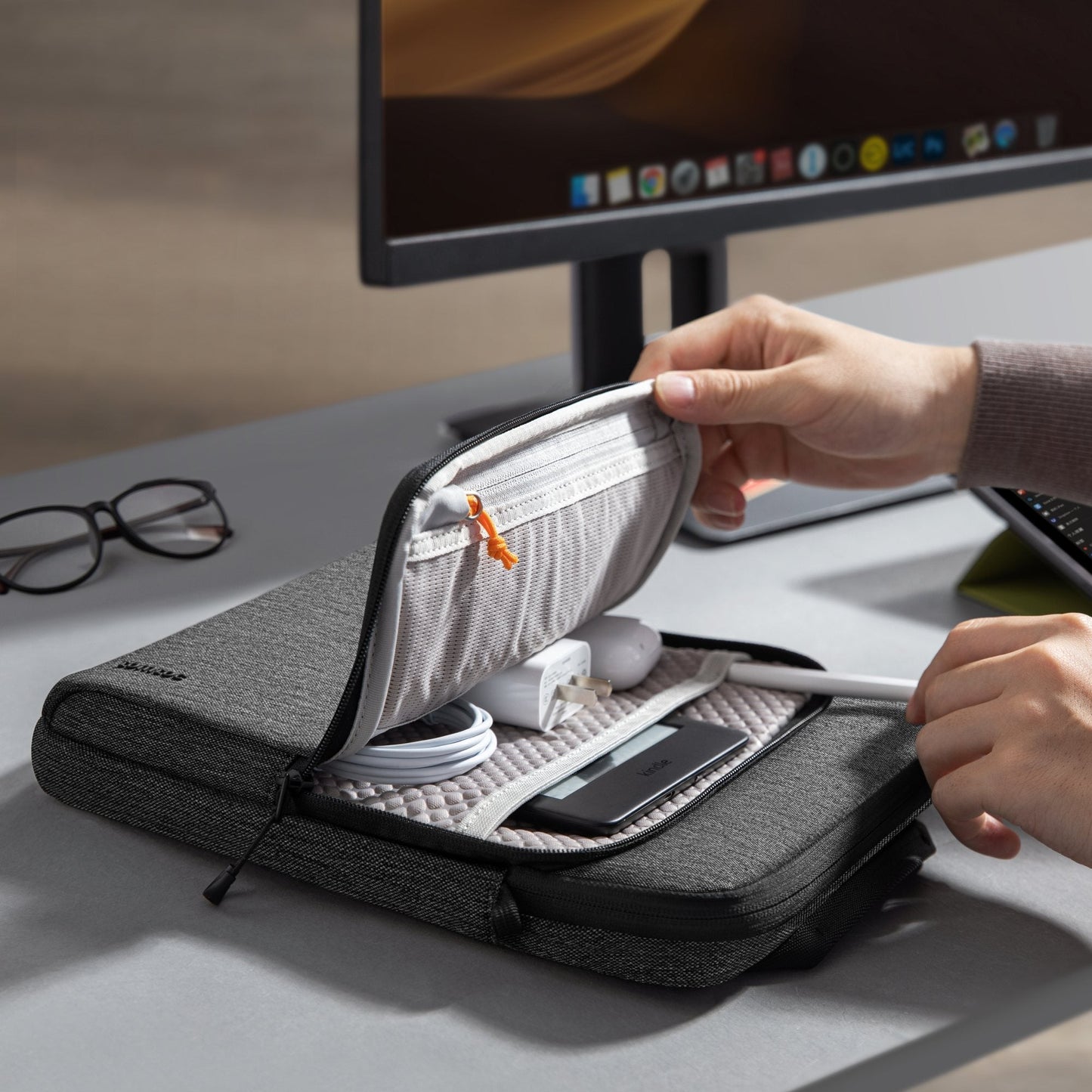 DefenderACE-H13 (B03) Tablet Shoulder Bag for 11-inch iPad/Pro | Gray